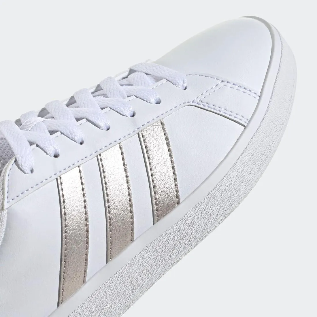 Baskets de marche femme, court base blanche argent